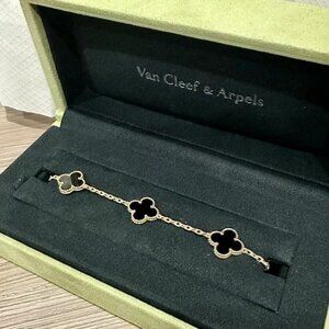 💎Authentic 💎Van Cleef & Arpels 18K Gold Onyx 5-Flower Bracelet💎